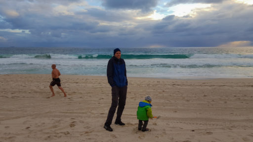 Spielen am kalten Strand von Perth
